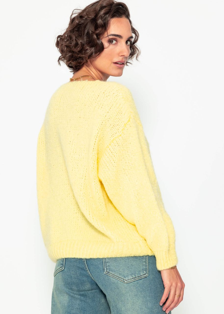 Oversized sweater with V-neck - yellow