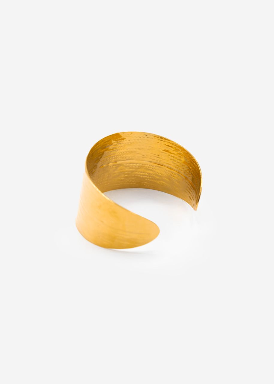 Wide bangle with structure - gold