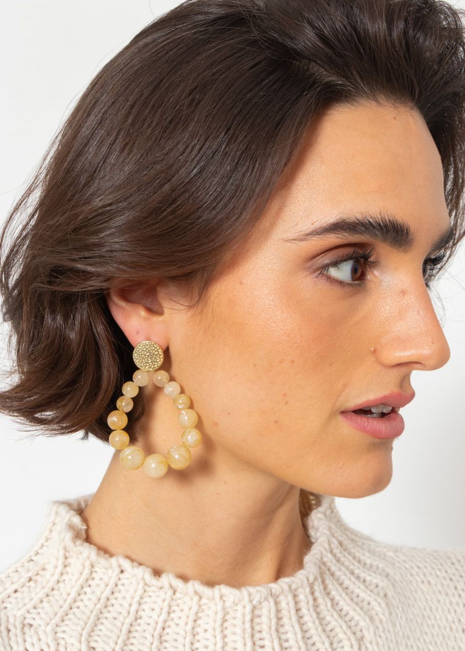 Gold stud earrings with pearls - beige