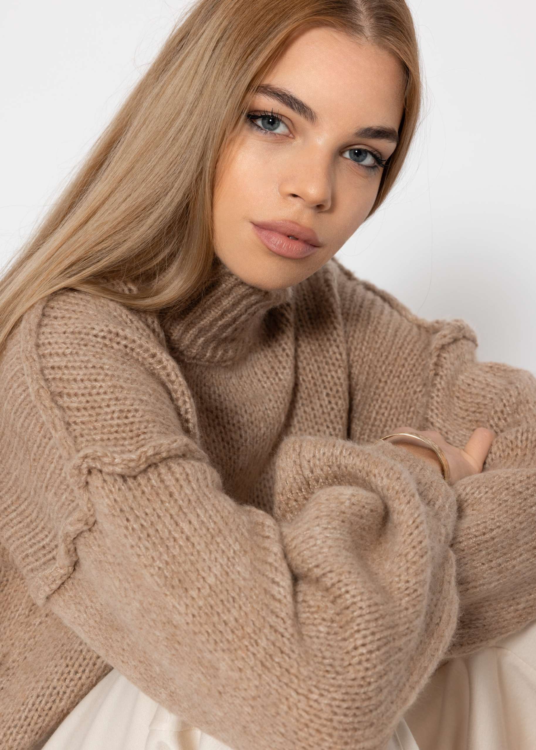 Turtleneck sweater with outer seams - camel