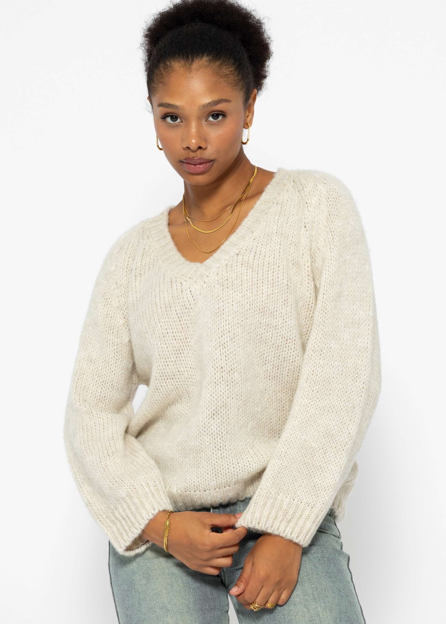 Classic knitted jumper with V-neck and trim - beige