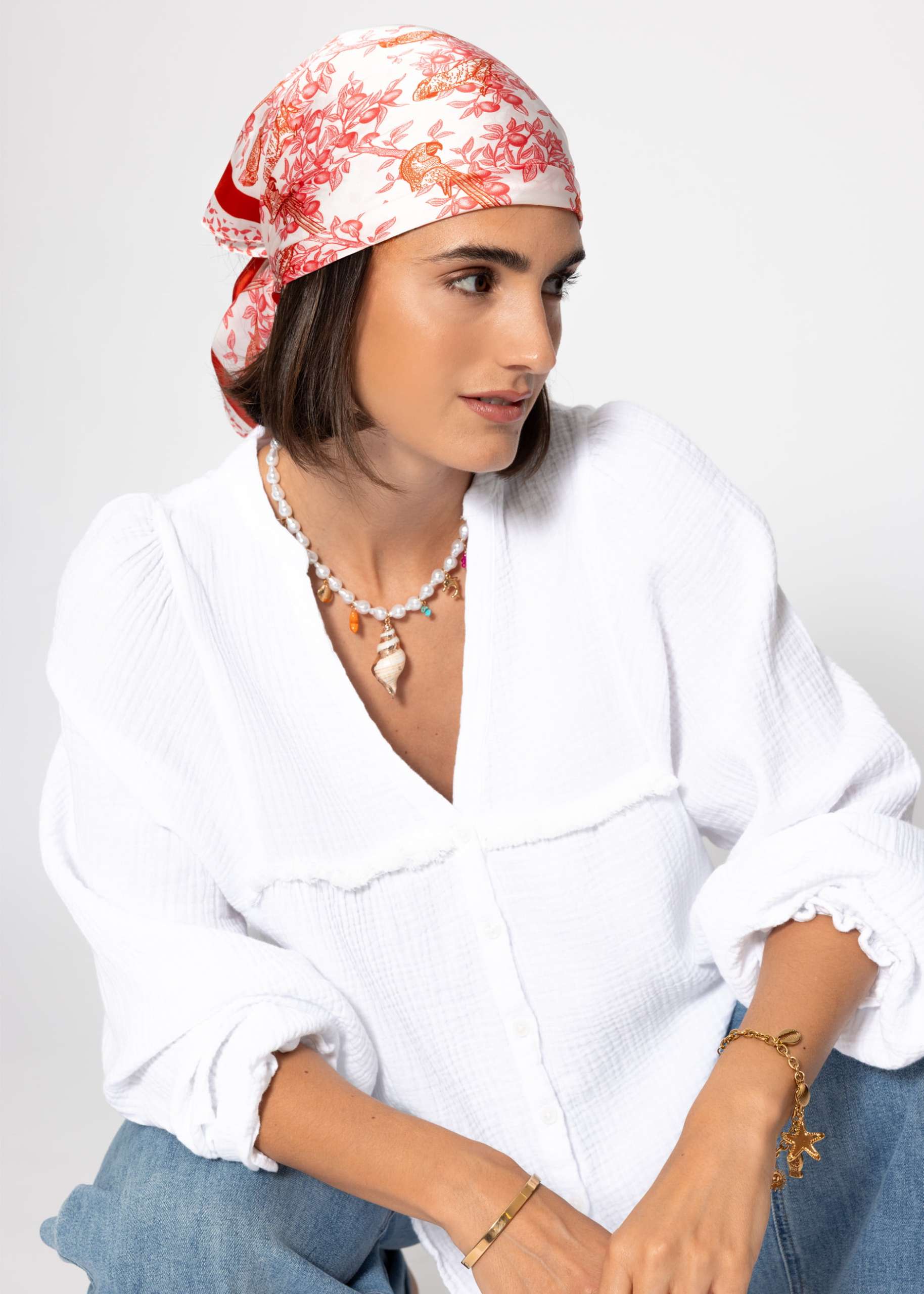Muslin blouse with V-neck and fringes - white