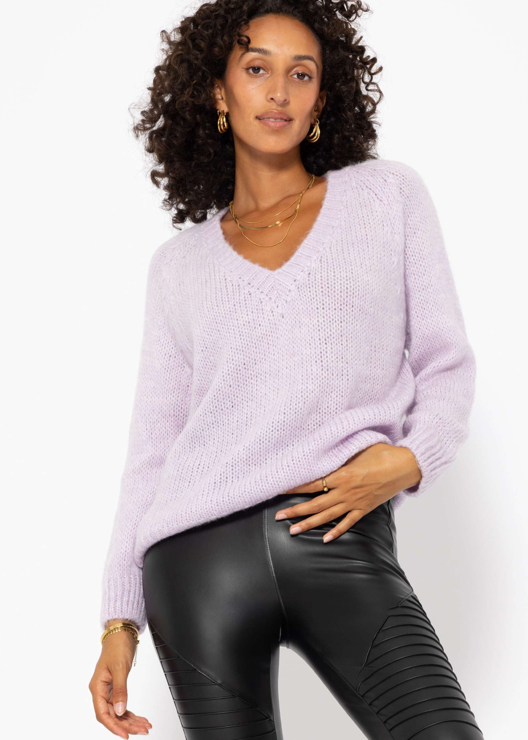 Classic knitted jumper with V-neck and trim - lilac