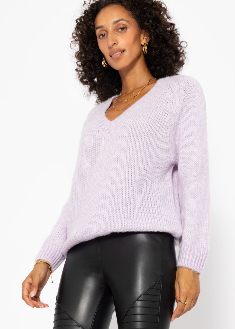 Classic knitted jumper with V-neck and trim - lilac