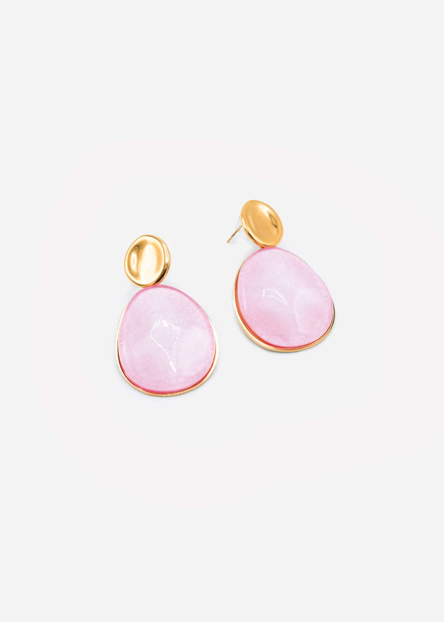 Stud earrings with oval pink pendant - gold