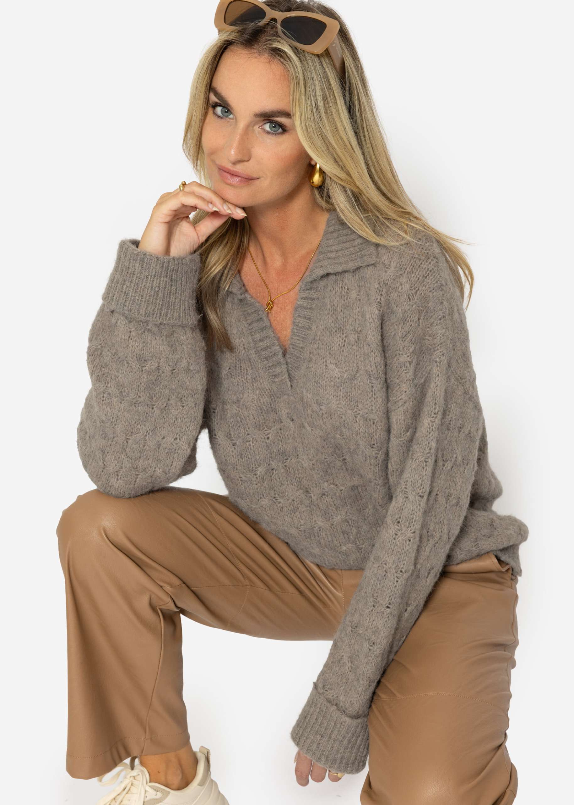 Fluffy cable-knit jumper with collar and V-neck - taupe