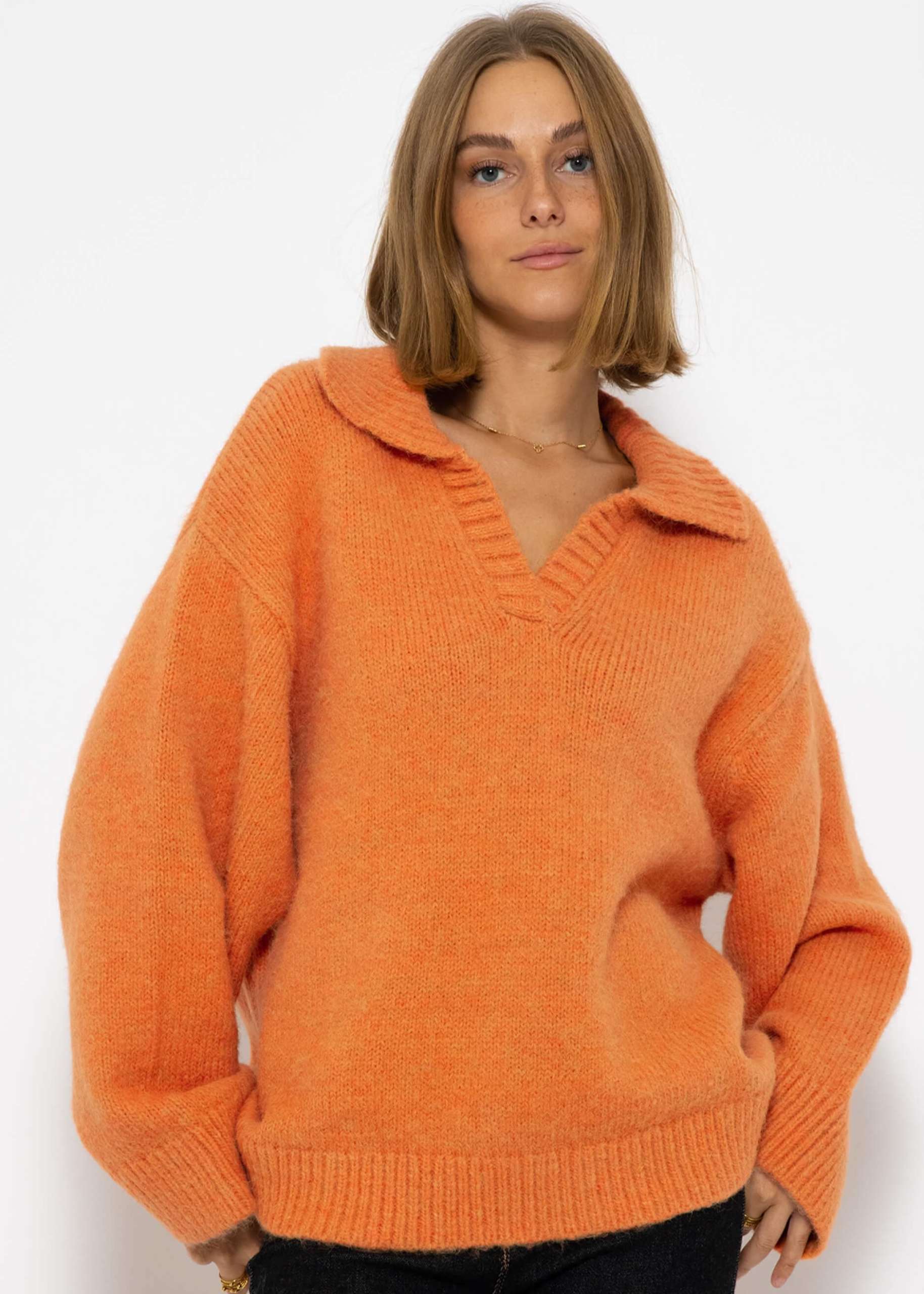 Oversize jumper with collar - apricot