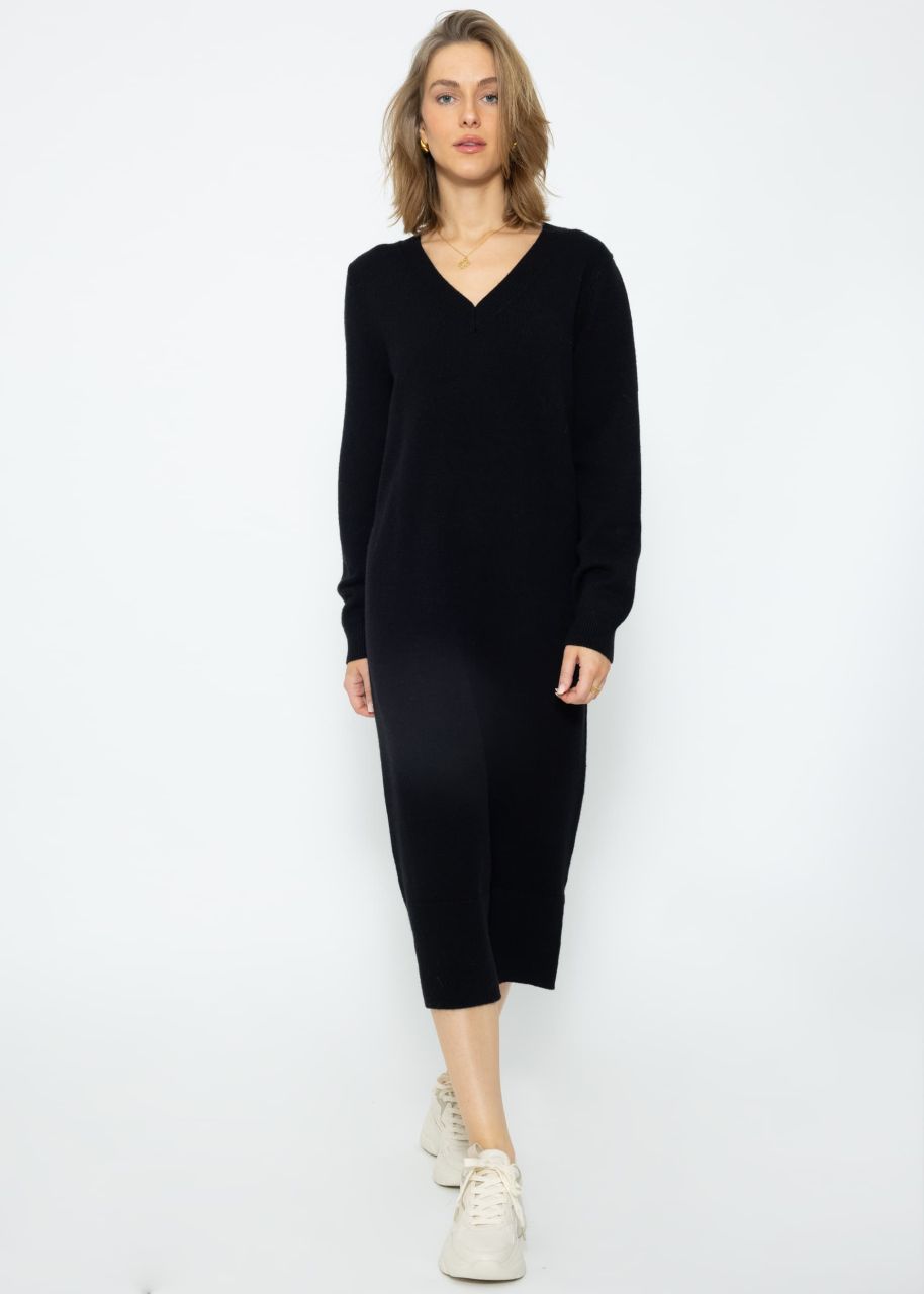 Long knitted dress with V-neck - black