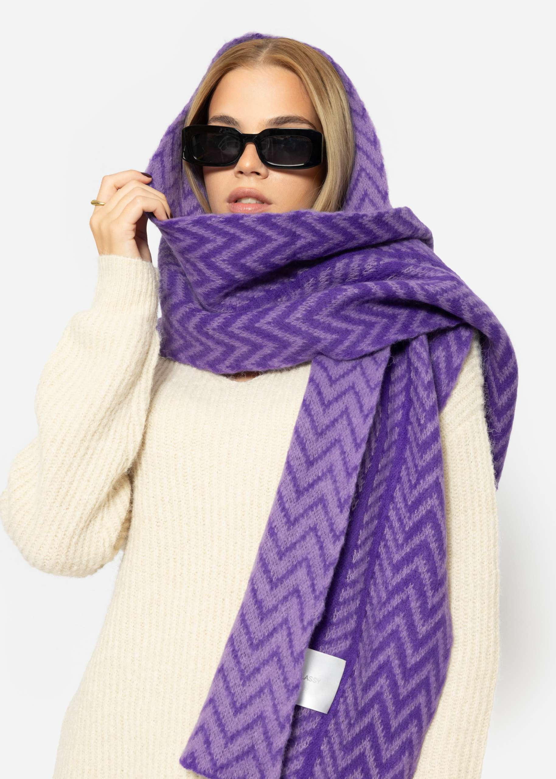 Patterned knitted scarf - purple-violet