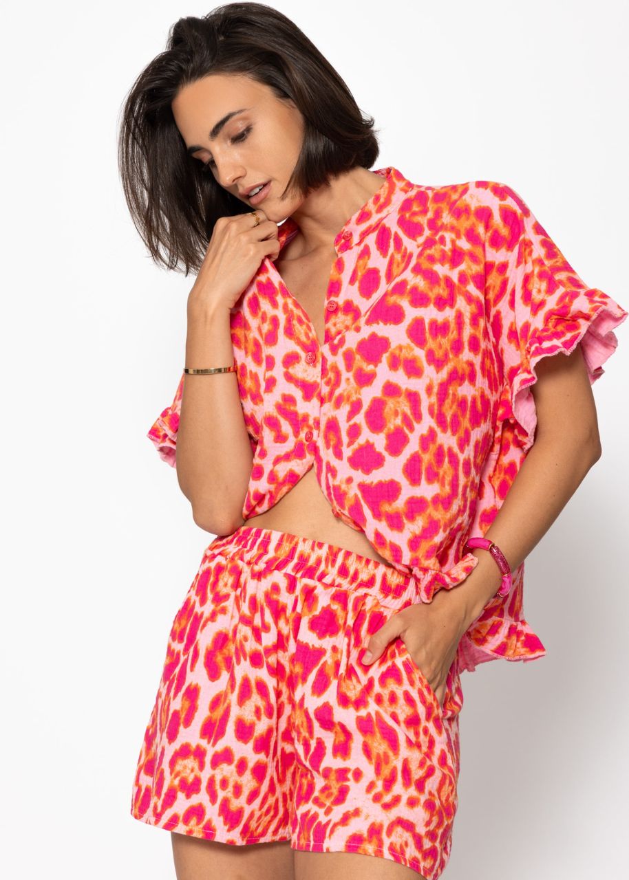 Muslin blouse in leo print with ruffled hem - pink
