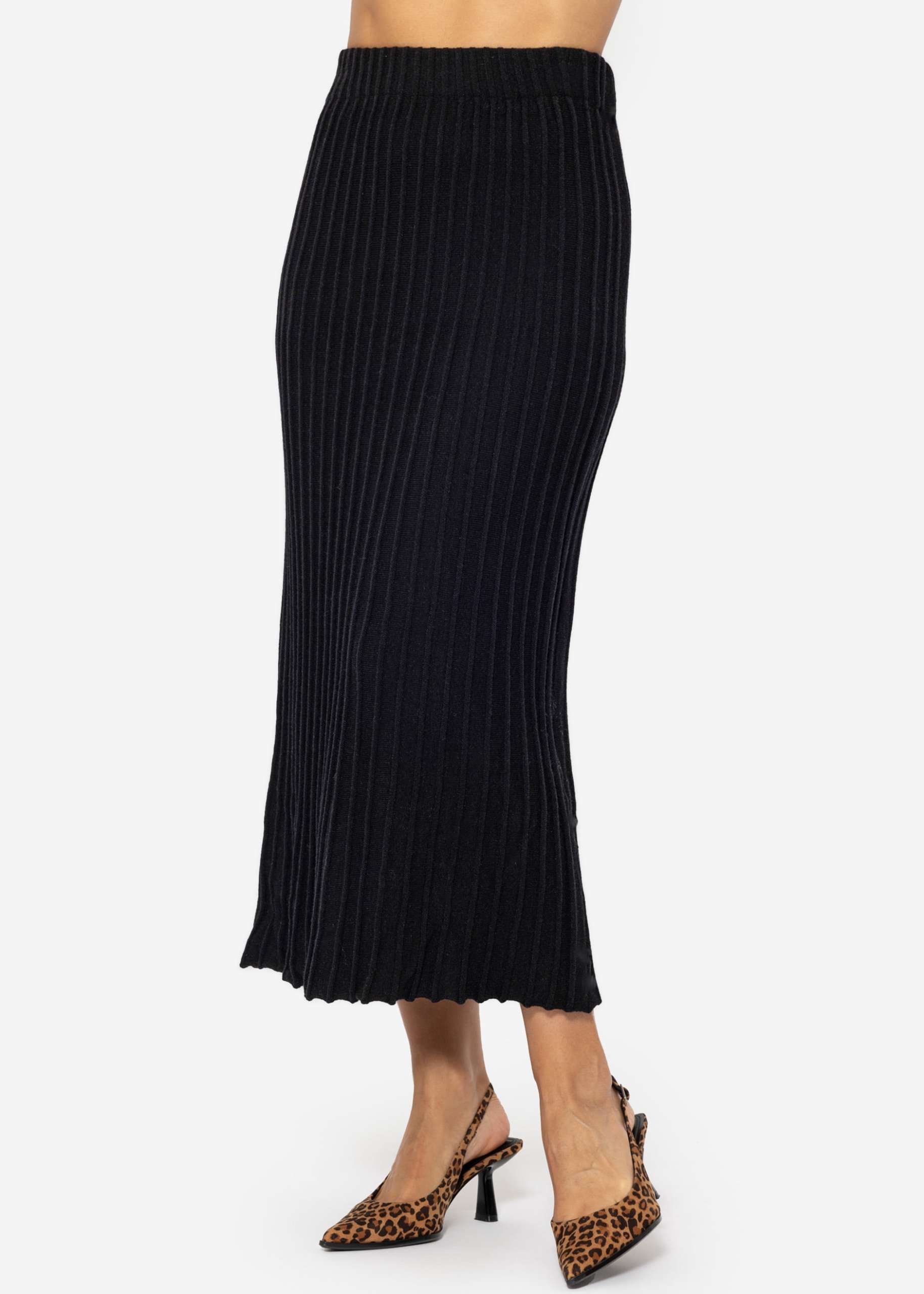 Pleated maxi knit skirt - black