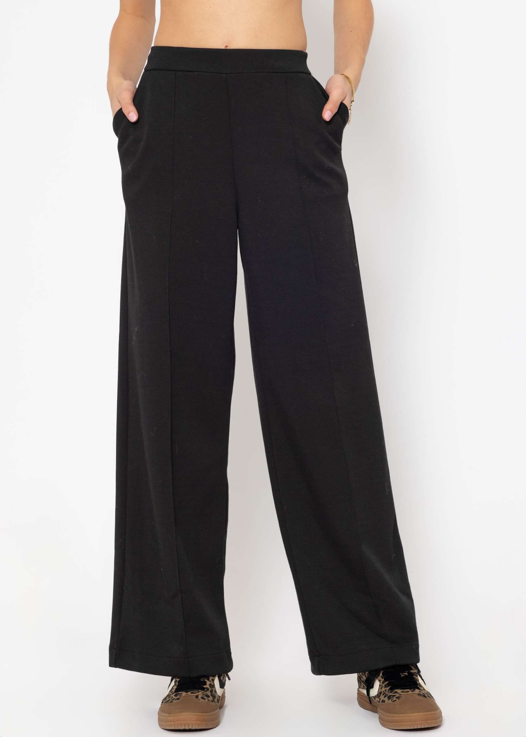 Soft, wide jogging trousers with piping - black