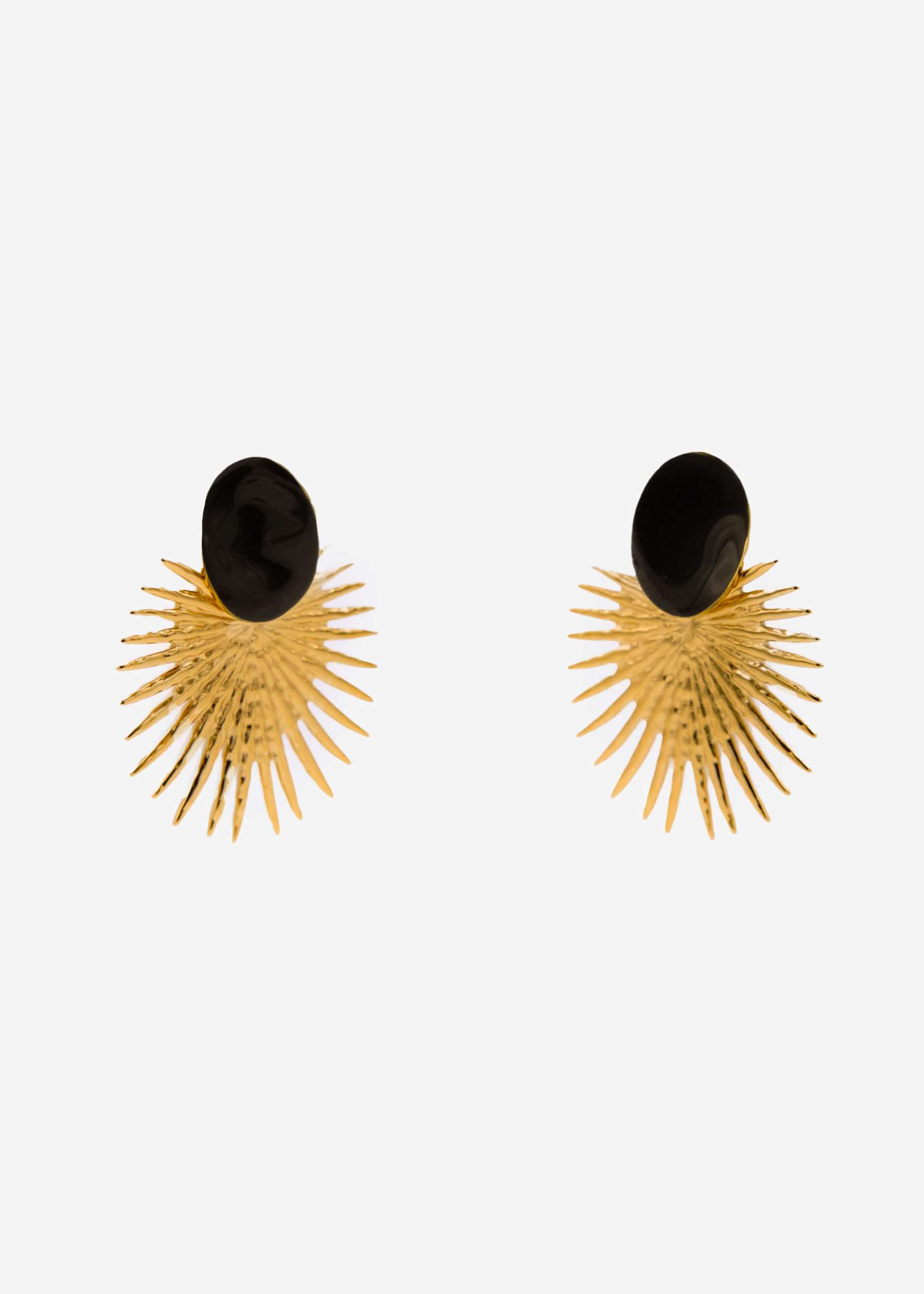 Stud earrings with enamel, gold