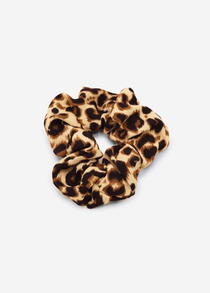 Satin scrunchie in leo print - brown