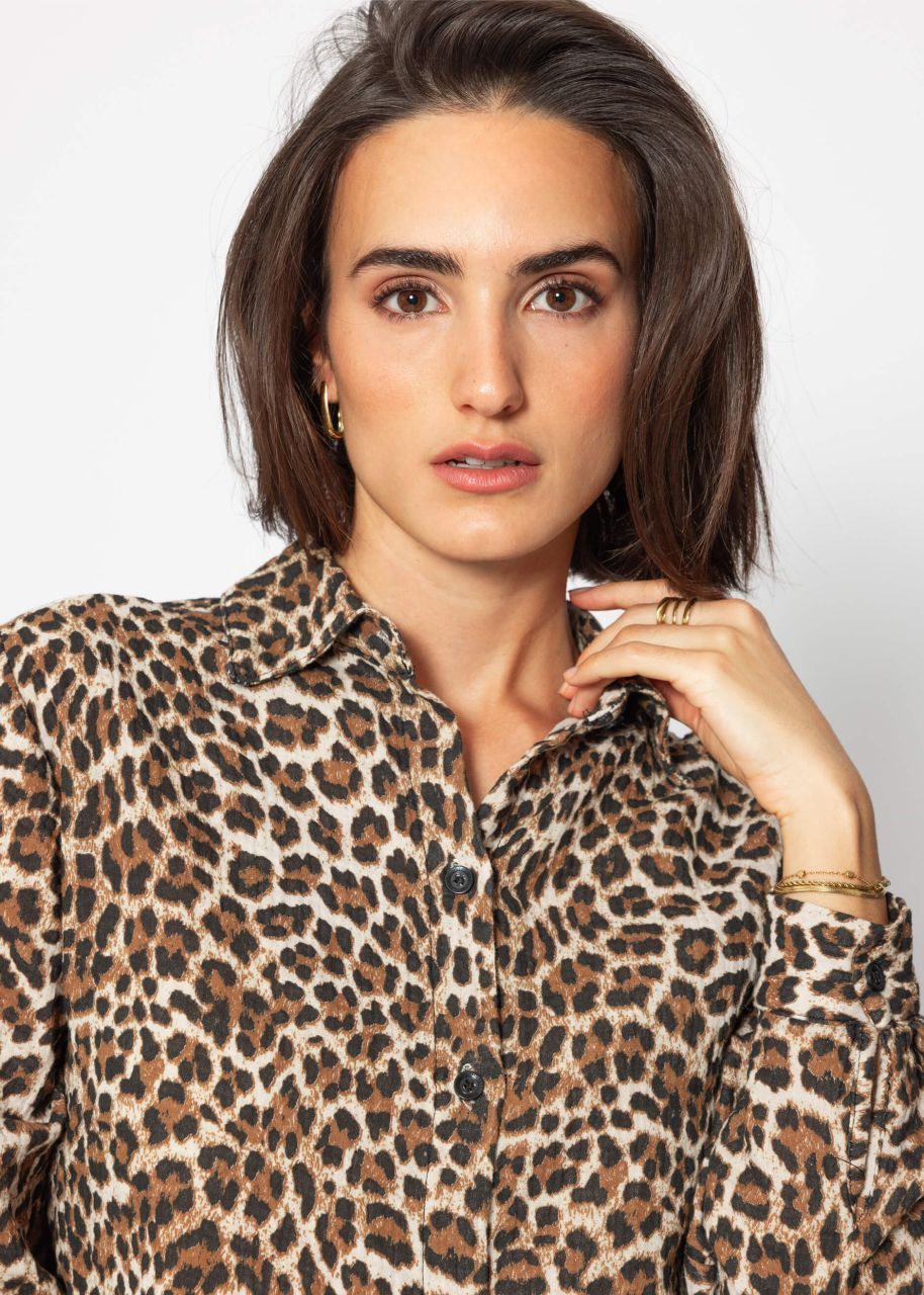 Classic cut blouse in muslin with leo print - brown