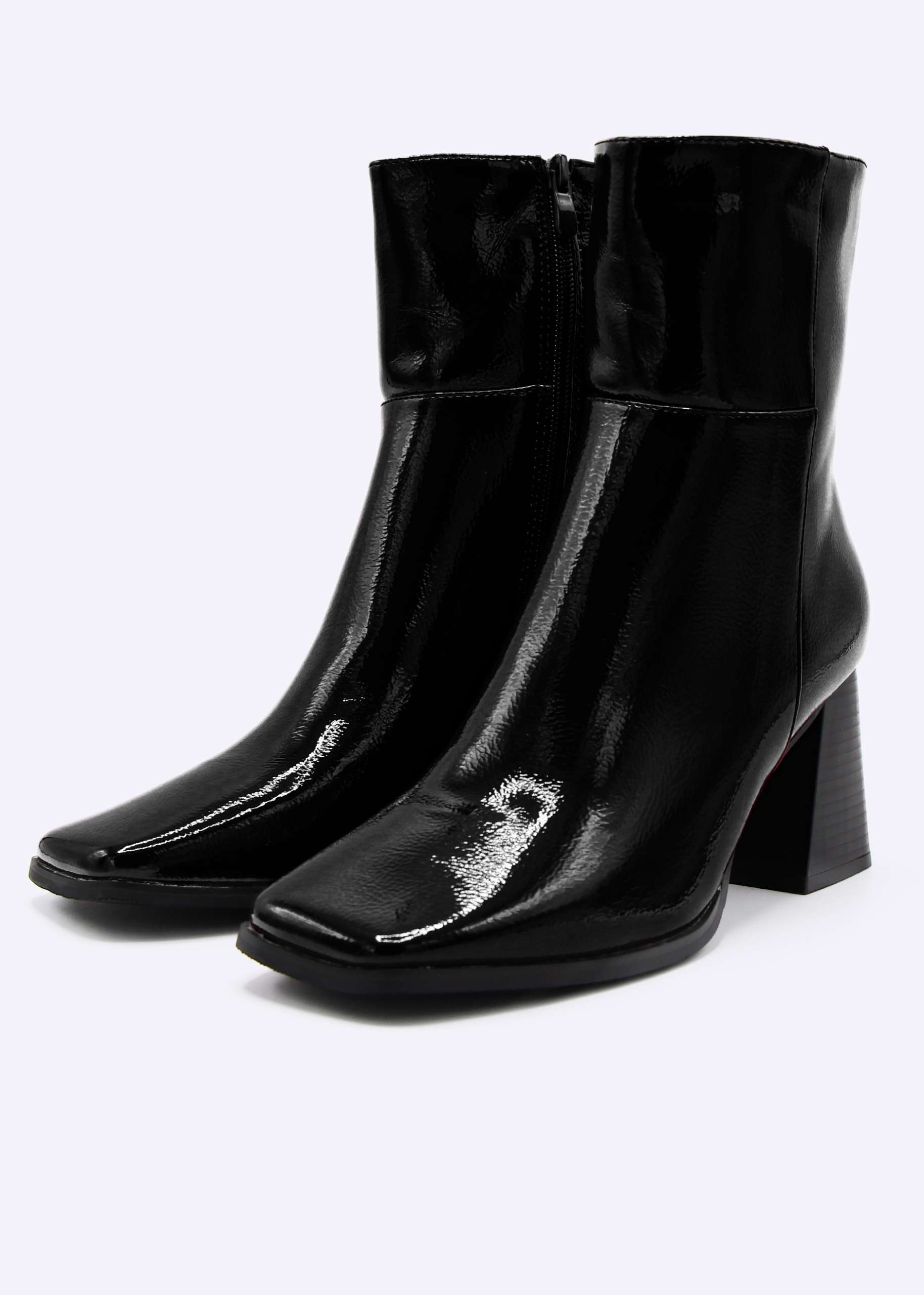 Lack-Stiefeletten mit eckiger Schuhspitze, schwarz