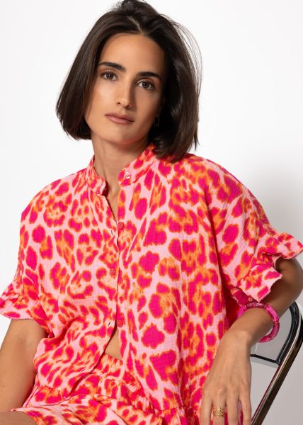 Muslin blouse in leo print with ruffled hem - pink