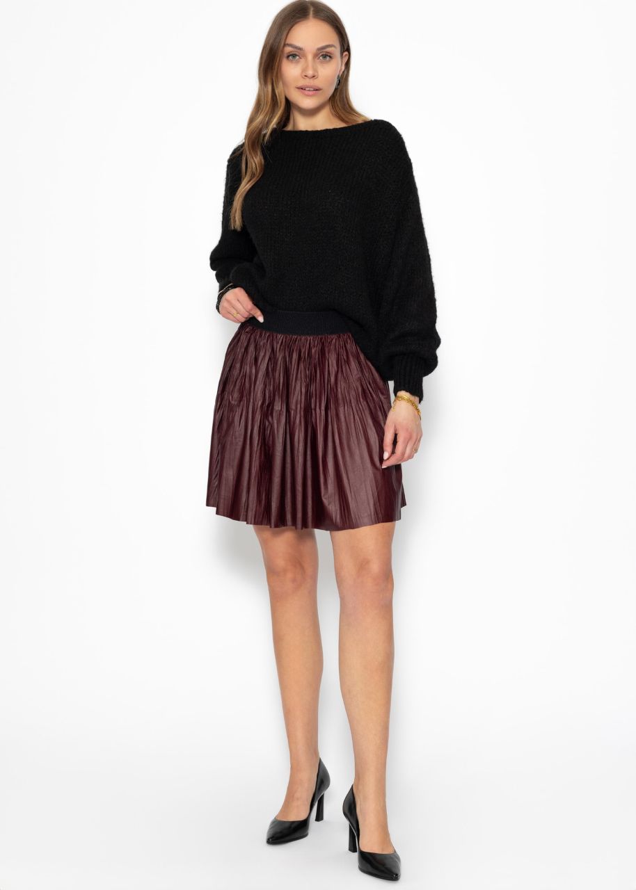 Pleated skirt made from faux leather - burgundy