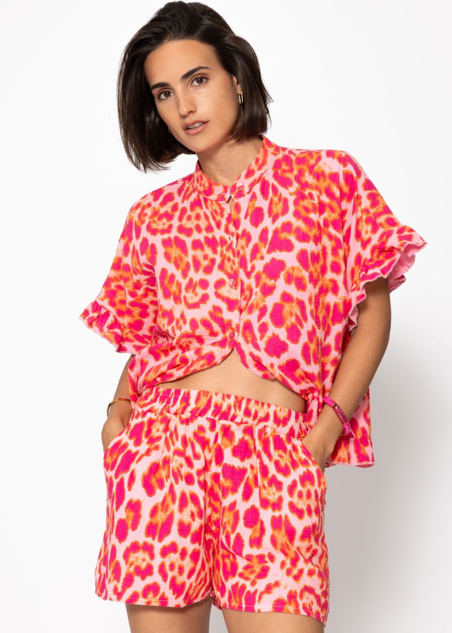 Muslin blouse in leo print with ruffled hem - pink