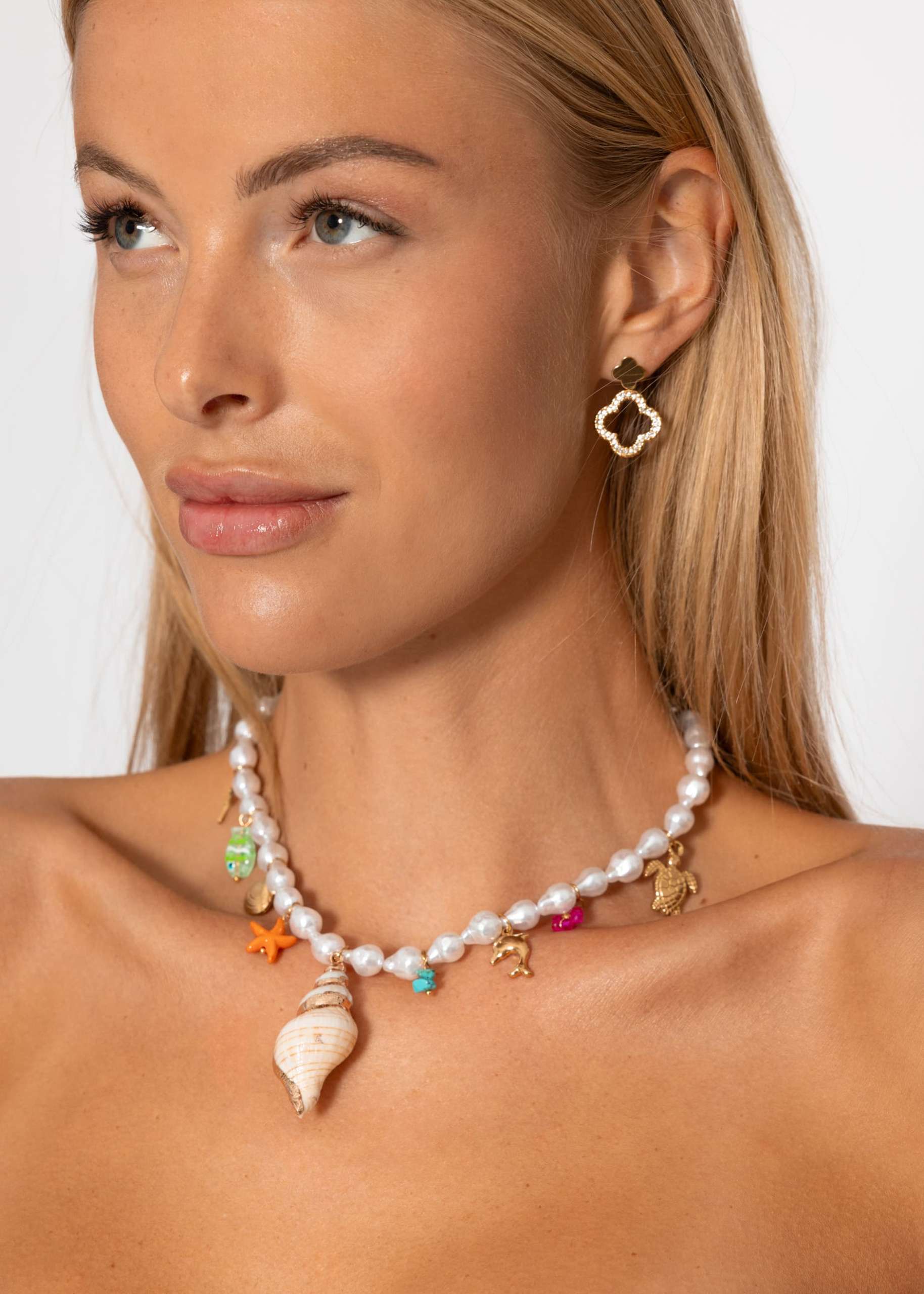 Pearl necklace with nautical charms - white